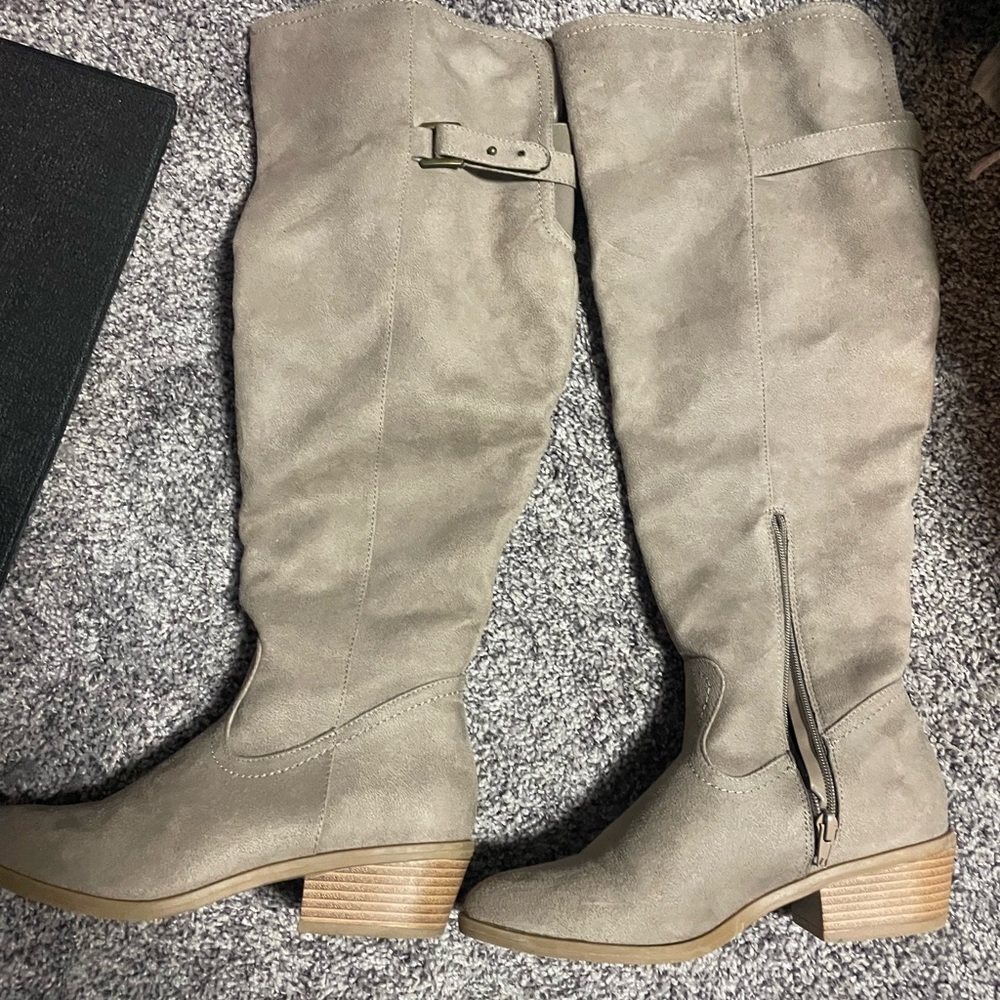 Stylish Tan Knee-High Women's Boots